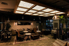 时尚的空咖啡馆, 配有餐桌和椅子供游客观看