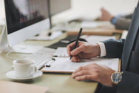 商人在办公室工作图片