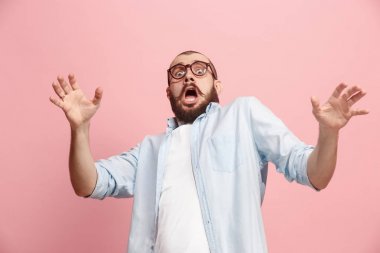 粉红色的恐惧男子肖像图片 粉红色的恐惧男子肖像图片