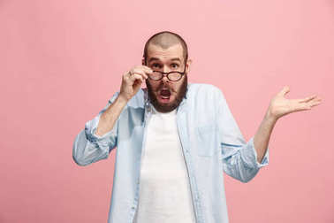 美麗的人看著驚訝的粉紅色的孤立