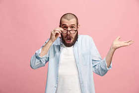 美丽的人看着惊讶的粉红色的孤立