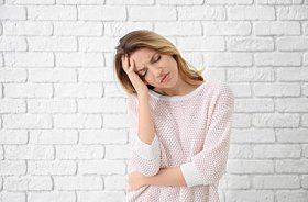 砖墙背景下的美丽情感女性肖像