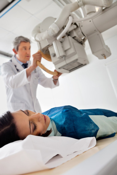 女人要通過 x 光測試圖片