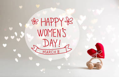 婦女日間消息與運(yùn)載心臟的玩具車