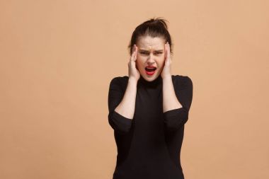 女人頭疼。在柔和背景下隔離