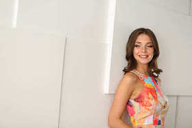 美丽的女性，在裙摆白色背景上