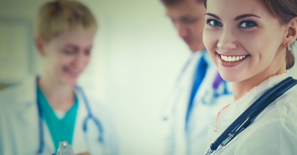 医疗组前面有吸引力的女医生 医疗组前面有吸引力的女医生