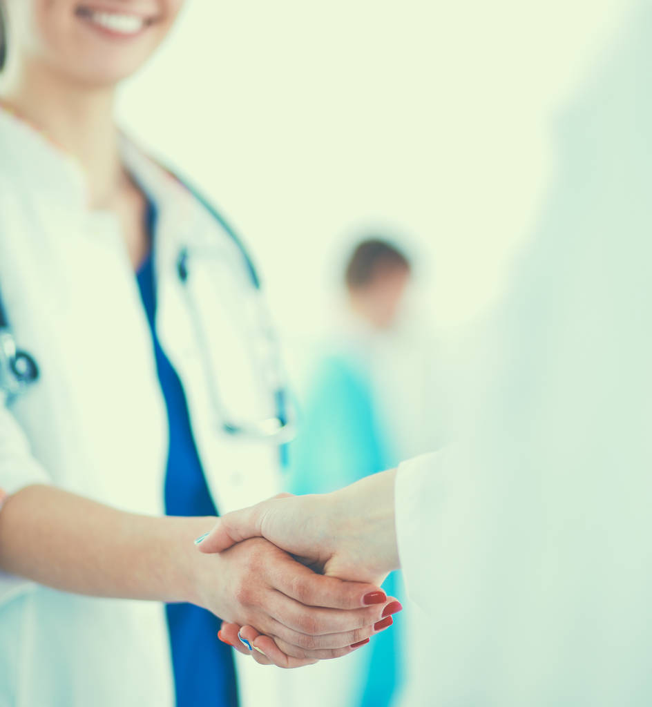 年轻的医护人员握手站在医院 年轻的医护人员握手站在医院