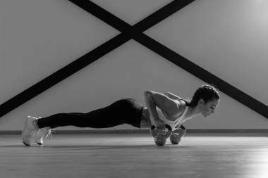 年轻漂亮的运动员在画室里摆姿势