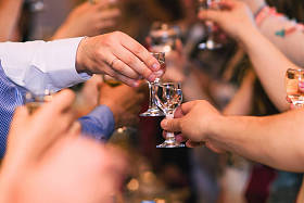 手拿着伏特加酒杯庆祝传统的俄罗斯节日