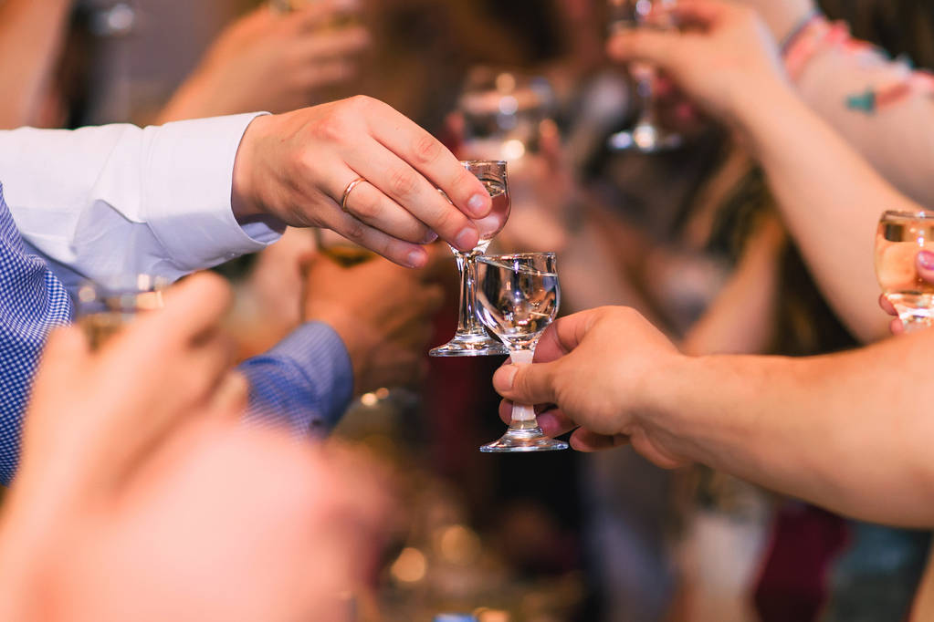 手拿着伏特加酒杯庆祝传统的俄罗斯节日
