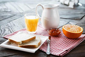 桌上的健康早餐图片