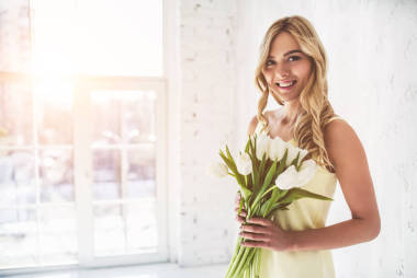 有郁金香的年轻女子照片