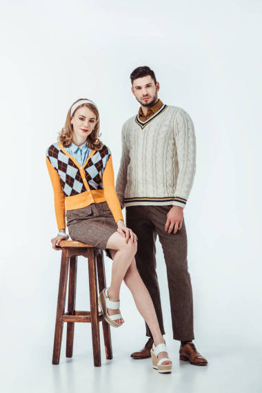 美丽复古风格的夫妇与木椅看在白色的相机