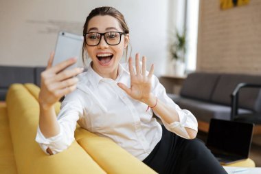 年轻开朗情绪商务女士用手机说话