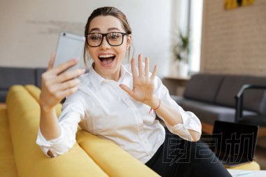 年輕開朗情緒商務女士用手機說話