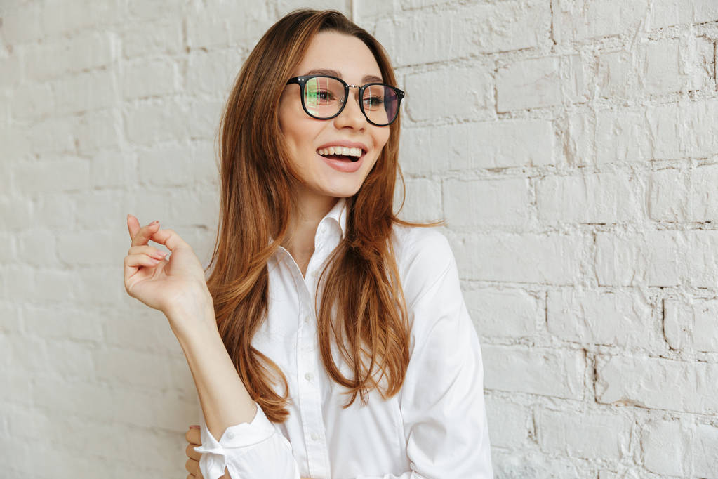 一位满意的年轻女商人的肖像 一位满意的年轻女商人的肖像