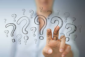 触摸并按住手绘问号的女商人