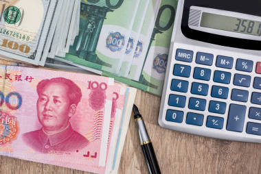 美元, 歐元, 人民幣鈔票, 桌上有計(jì)算器