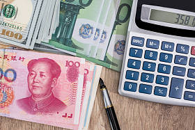 美元, 欧元, 人民币钞票, 桌上有计算器