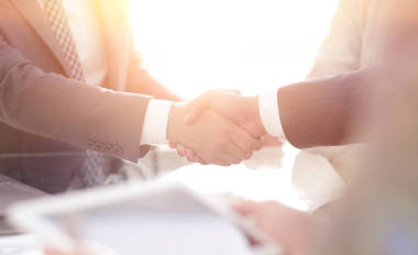 企業(yè)伙伴自信的握手圖片