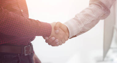 商务手的特写镜头摇之间的两位同事