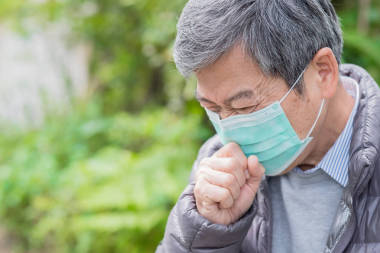 老人感冒了, 戴著面具在戶外