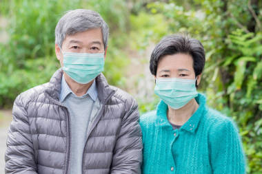 老夫婦戴面具在山上圖片