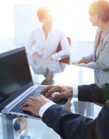 商人在笔记本上打字的特写.图片