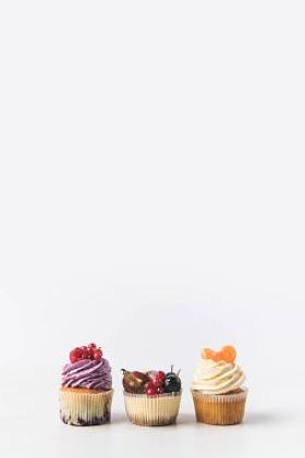 在白色的各种甜蛋糕的特写视图