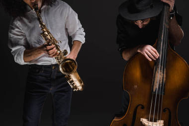 jazzmen playign 大提琴和薩克斯在黑色的二重奏