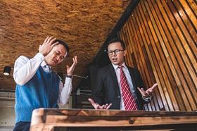 在办公室会议上争吵的两个生气的商业伙伴