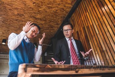 在辦公室會議上爭吵的兩個生氣的商業(yè)伙伴