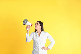 黄色背景扩音器女医生
