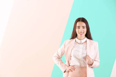 顏色背景優(yōu)雅西裝的美麗的年輕女子