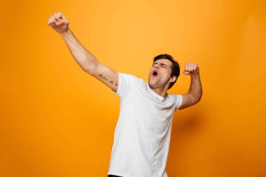 在 t恤衫的人的圖片喜悅和看遠(yuǎn)