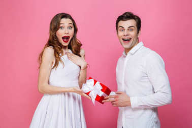 一张欢快的衣着光鲜的情侣肖像