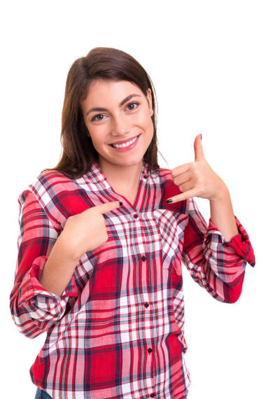 快樂的年輕學(xué)生用手做著“叫我”的手勢(shì)，孤立的白色背景