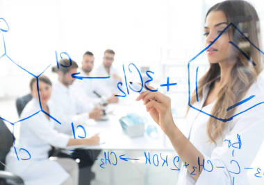 女科学家向同事作出报告