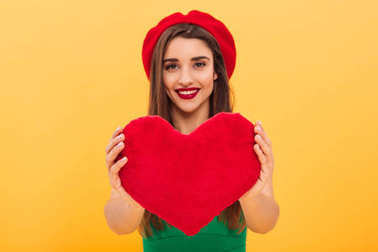 可爱的年轻女子捧着心图片