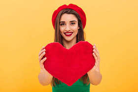 可爱的年轻女子捧着心图片