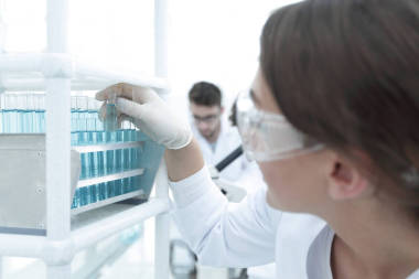 測(cè)試試管的少婦在實(shí)驗(yàn)室