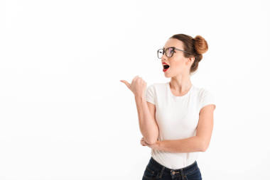 戴眼鏡的快樂休閑女郎肖像