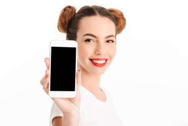 關(guān)閉一個(gè)自信的休閑女孩的肖像