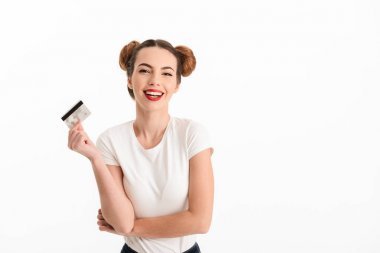 一个笑休闲女孩的肖像显示信用卡