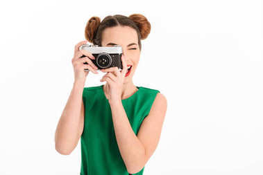 一个穿着绿色连衣裙的漂亮年轻女孩的肖像