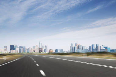 藍天下的杭州錢江新城空瀝青路與城市風