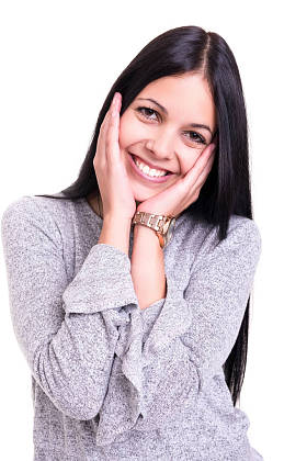 摄影棚拍摄一个美丽的年轻的休闲妇女与手上的脸