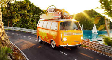 可愛的小復(fù)古車與手提箱和沖浪在頂部沿著美麗的港灣在夏天的山之間的道路