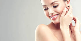 美丽的年轻妇女与干净的新鲜皮肤。女孩美容脸护理。面部护理